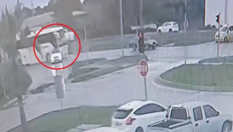 Kırmızı Işıkta Durdu, Yolcu Otobüsünün Kurbanı Oldu: Dehşet Anları