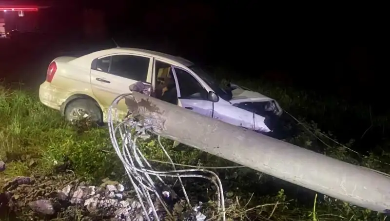 Dikkatsizlik Sonucu Beton Direğe Çarpan Sürücü Hastanede Yaşam Mücadelesi Veriyor
