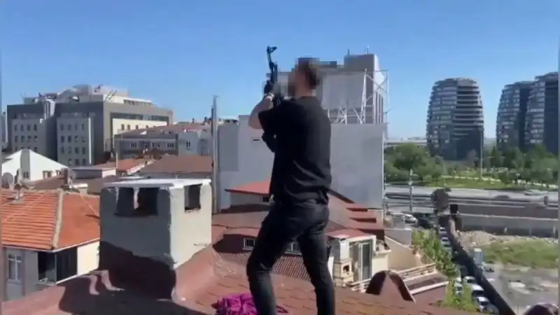 İstanbul'da Şok Hareket: Çatıya Kaçan Şüphelilerden Bacadan AK-47 Çıktı