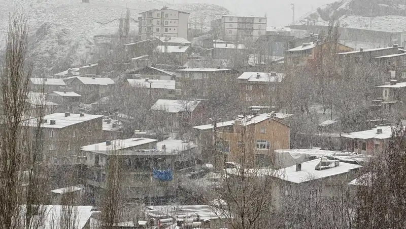 Hakkari'ye Nisan Ayında Aniden Yağan Kar: Yerel Hayatı Etkiledi