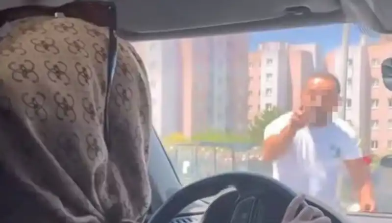 Trafikte Dehşet Anları: Aracın Camını Yumruklayan Sürücü Olayı