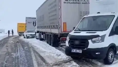 Kars-Ardahan Karayolunda Kar Yağışı: TIR'lar Yolda Kaldı, Seyahatleri Etkiledi