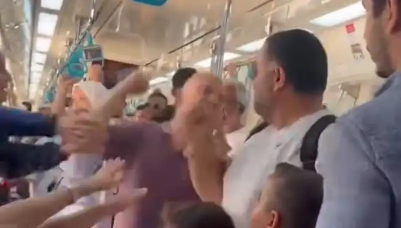 Marmaray'da Neler Oluyor? Yumruklu Kavga Yolcuları Panikletti