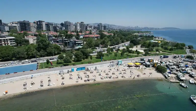 İstanbul'da Sıcak Hava Dalgası: Caddebostan Sahili Batı'nın Tepkisini Topladı