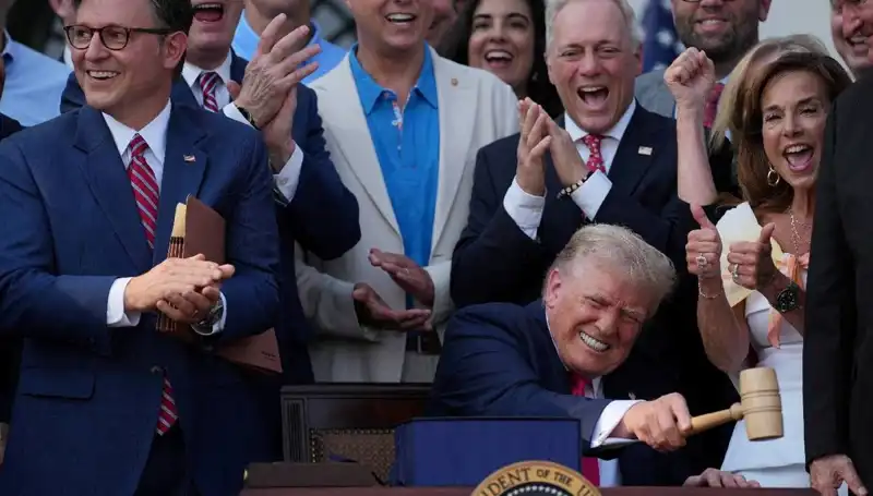 Trump, Ülkenin Geleceğini Değiştirecek "Büyük, Güzel Yasa Tasarısı"nı İmzaladı