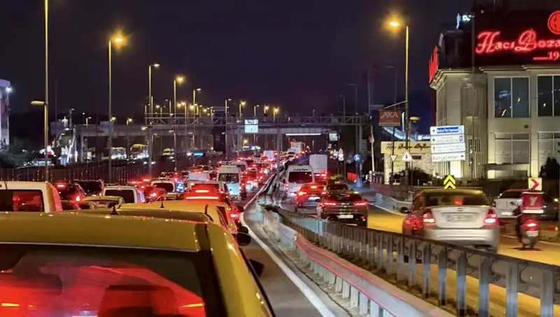 Yenibosna Metrobüs Yaya Üst Geçidi İçin Göz Kamaştıran Çalışma Başladı!