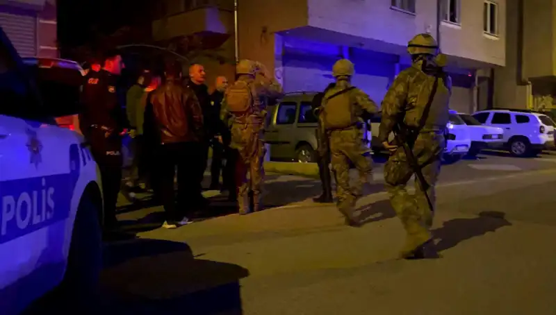 Balkonunda Tüfekle Ateş Açan Şahıs, Polisin Gelişiyle Evinin Kapısını Kilitledi