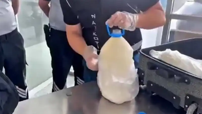 Havalimanında Şok: 12 Kilo 800 Gram Uyuşturucu Süt Şişesinde Ele Geçirildi