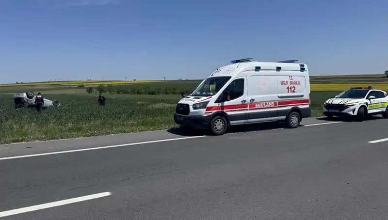 Edirne'de Otomobil Devrildi, Sürücü ve Eşi Hastaneye Kaldırıldı