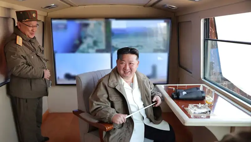 Kim Jong Un'un Yeni Uçaksavar Füze Testi: Askeri Gücünü Gösteriyor