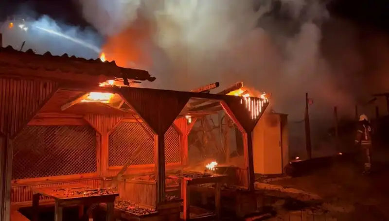 Şile’deki Gözleme Restoranında Büyük Yangın: Altı İşletme Küle Döndü