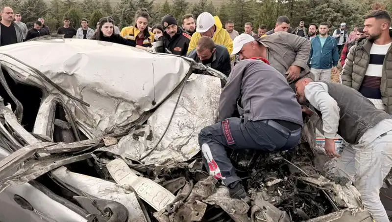 TIR ile Otomobil Çarpıştı: Kaza Anları Dehşet Verdi!