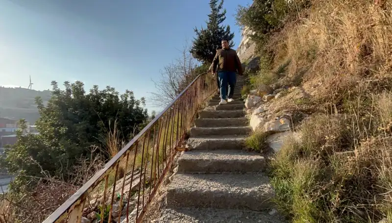 Uçurum Kenarındaki Evler: Merdivenlerle Geçilen Zorlu Yolculuk