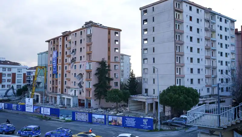 Büyükçekmece’de Deprem İle Çürümüş 10 Bina Yıkılıyor