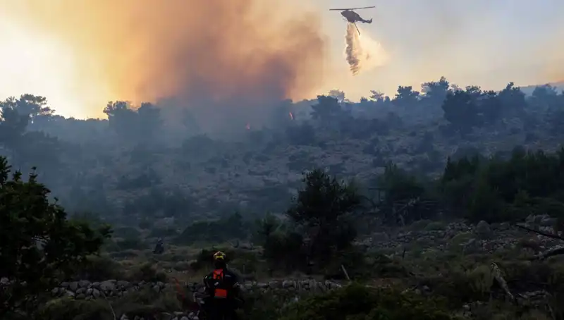 Eğriboz Adası'nda Orman Yangını: İki Köy Tahliye Edildi, Acil Önlemler Alındı