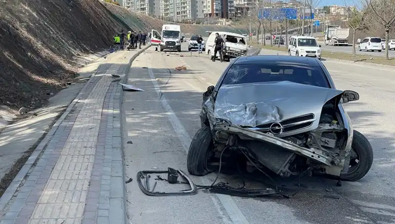 Otomobil Minibüse Çarptı: Korkunç Kaza Sonucu 1 Ölü, 3 Yaralı