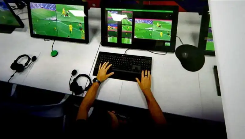 İtalya Futbolunda Devrim: VAR Pozisyonları Ekranlarda Yayınlanacak