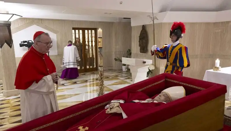 Papa'nın Tabutundaki Fotoğraflar: Sadakat ve Saygı İçin Paylaşıldı