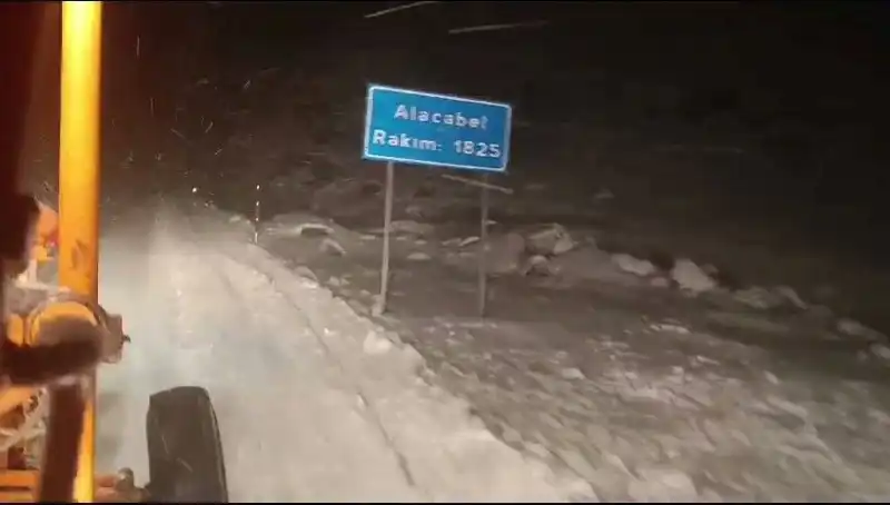 Antalya'da Beklenmedik Kar Yağdı: Yerli ve Yabancı Turistler Şaşırdı