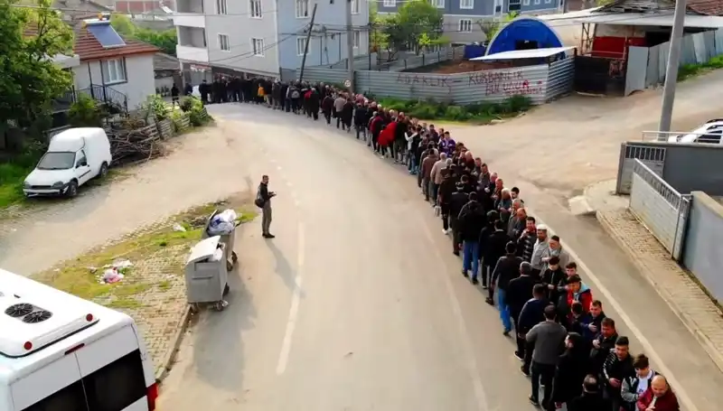 Bursa'nın O Mahallesinde Bayram Şenliğine Akın: 1 Kilometrelik Kuyruk