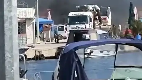 Tuzla'da Balıkçı Barınağında Meydana Gelen Lastik Yangını Korkuttu