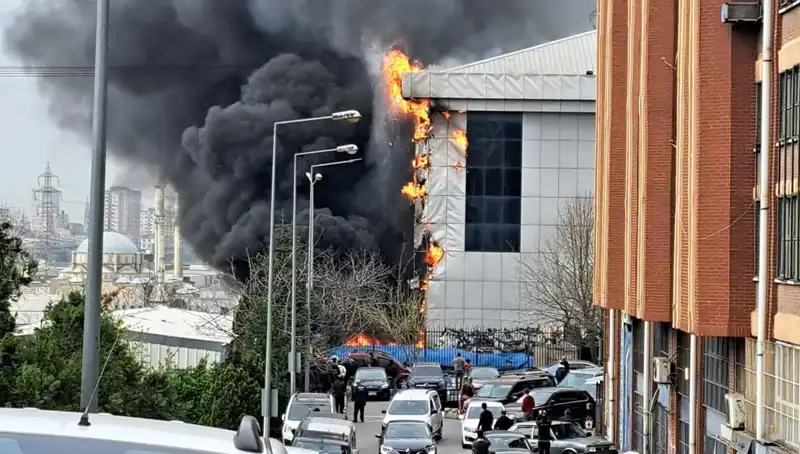 Başakşehir'deki Sanayi Sitesinde Büyüyen Yangın: Ekipler Olay Yerinde Mücadele Ediyor