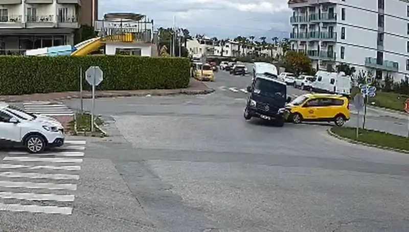 Kavşakta Meydana Gelen Feci Kaza: Minibüs ve Ticari Taksi Çarpıştı