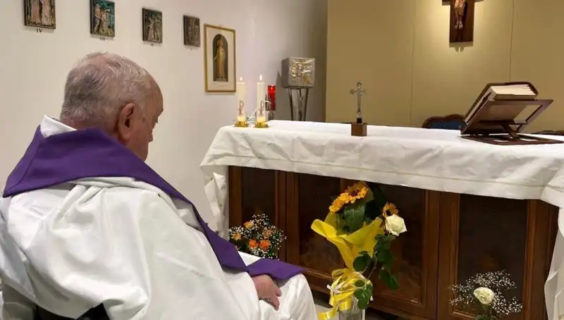 Vatikan'dan Şaşırtan Açıklama: Papa Artık Kendi Başına Nefes Alabiliyor!