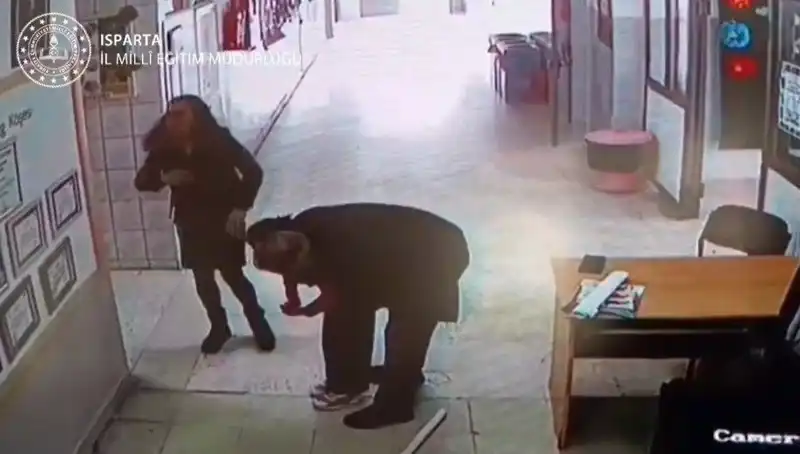İçin Tüm Türkiye’yi Sarstı: Öğretmen Heimlich Manevrası ile Öğrencisini Kurtardı!