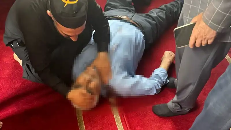 Camide Namaz Kılarken Dehşet: Bıçaklı Saldırı Sonrası Şok Gelişmeler