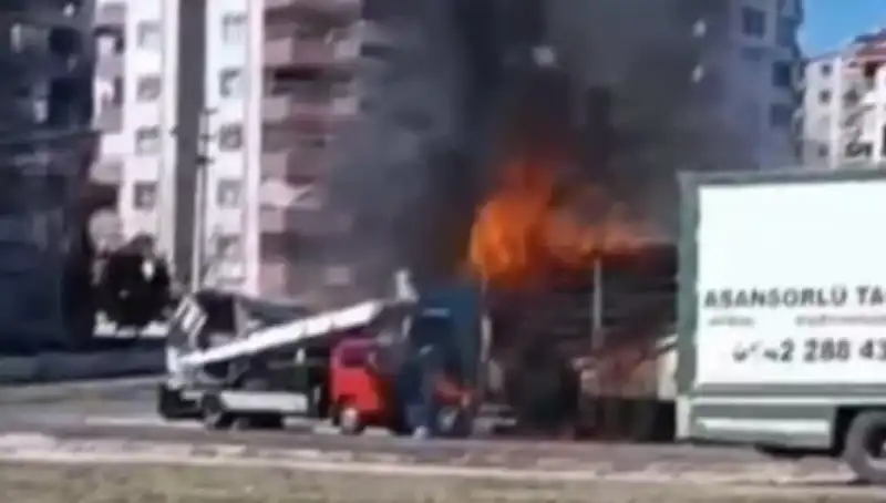 TIR yangını: Alevler içinde kalan dev araç tamamen küle döndü!