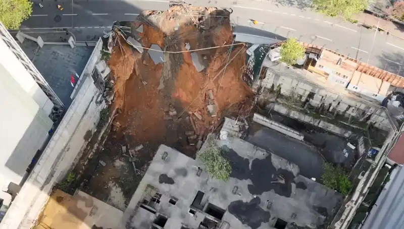 Sarıyer'de Büyük Çöküntü: Cadde Trafiğe Kapatıldı ve Dikkat Çeken Son Gelişmeler