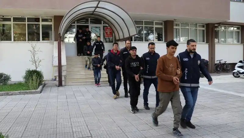 İki Farklı İlde Düzensiz Göçmen Operasyonu: 21 Kişi Yakalandı