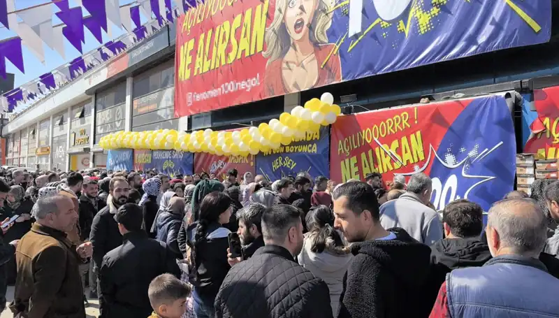 Bursa'da İndirim Sezonu: Alışveriş Çılgınlığı Sokakları Sardı!