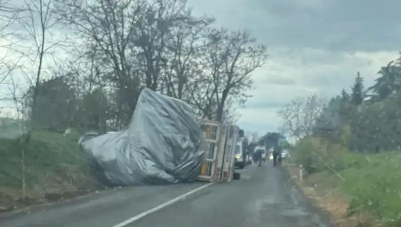 Tekirdağ'da Saman Yüklü TIR Devrildi: Kazada 1 Kişi Yaralandı