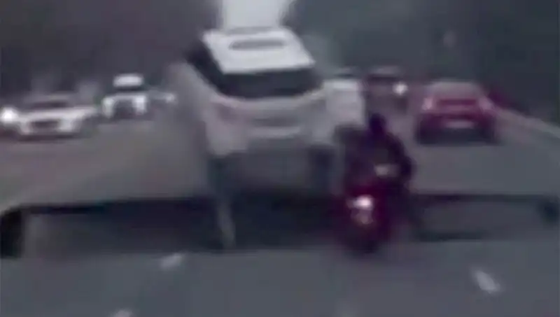 Güney Kore Otoyolunda Dev Çukur: Motosiklet Neden Kayboldu?