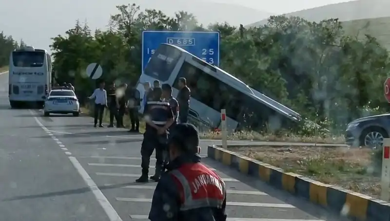 Isparta’da Tur Otobüsü ile Yolcu Otobüsü Çarpıştı: Çok Sayıda Yaralı Var!