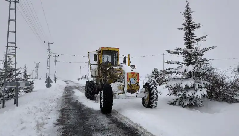 Kayseri'de Kışın Etkisi: Kardan Kapanan Yollar Yeniden Açılıyor